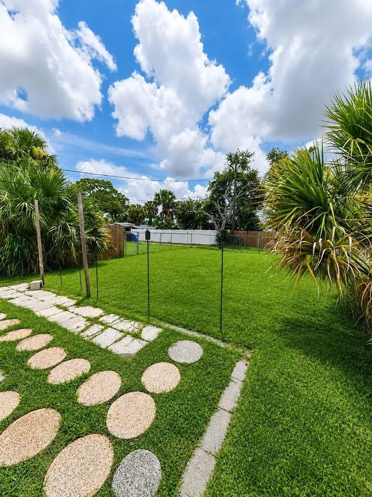 517 73rd Avenue N St Petersburg FL 33702
