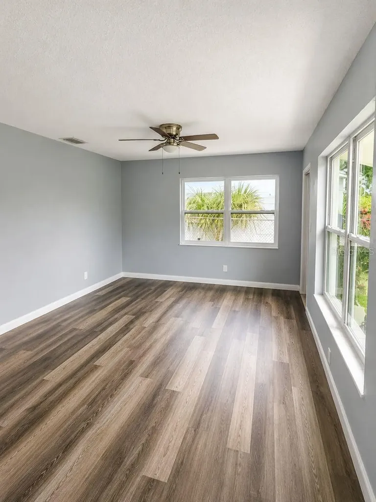 517 73rd Avenue N St Petersburg FL 33702