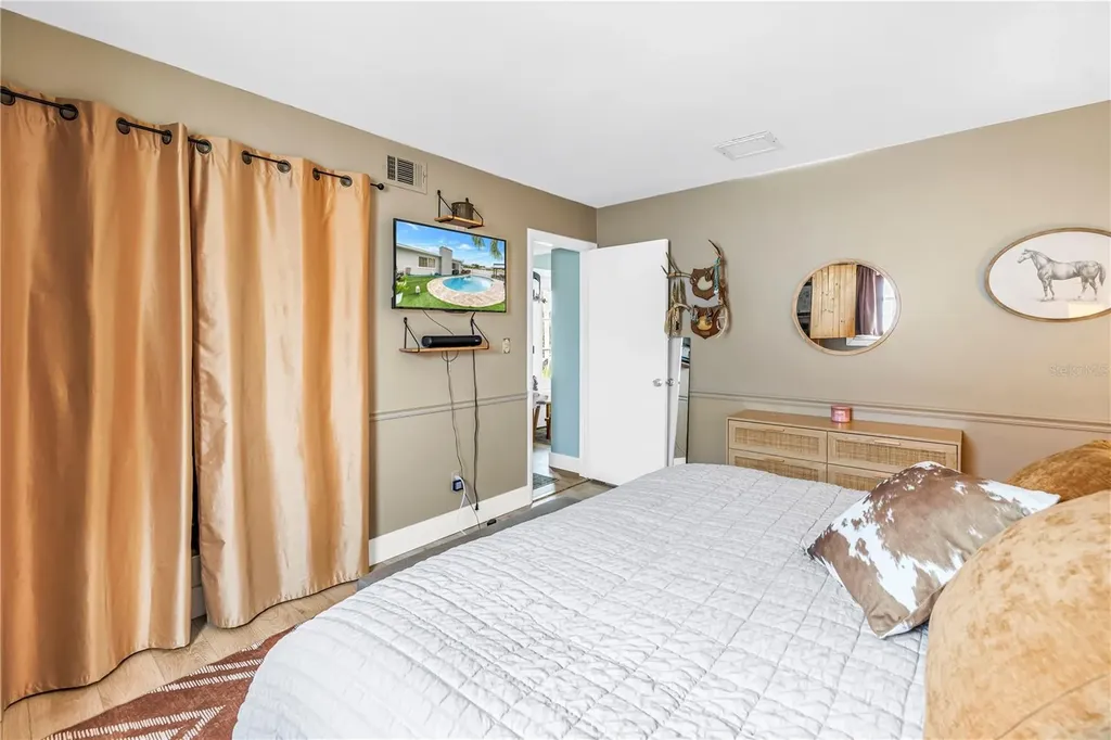 5891 33rd Avenue N St Petersburg FL 33710