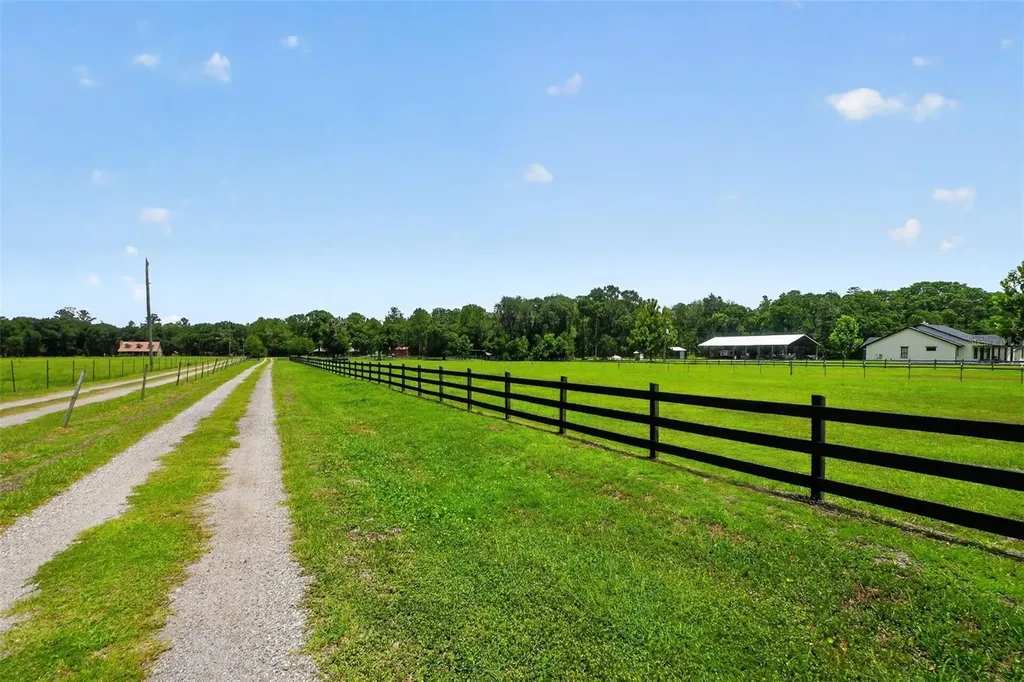 2527 NW County Road 225 Lawtey FL 32058