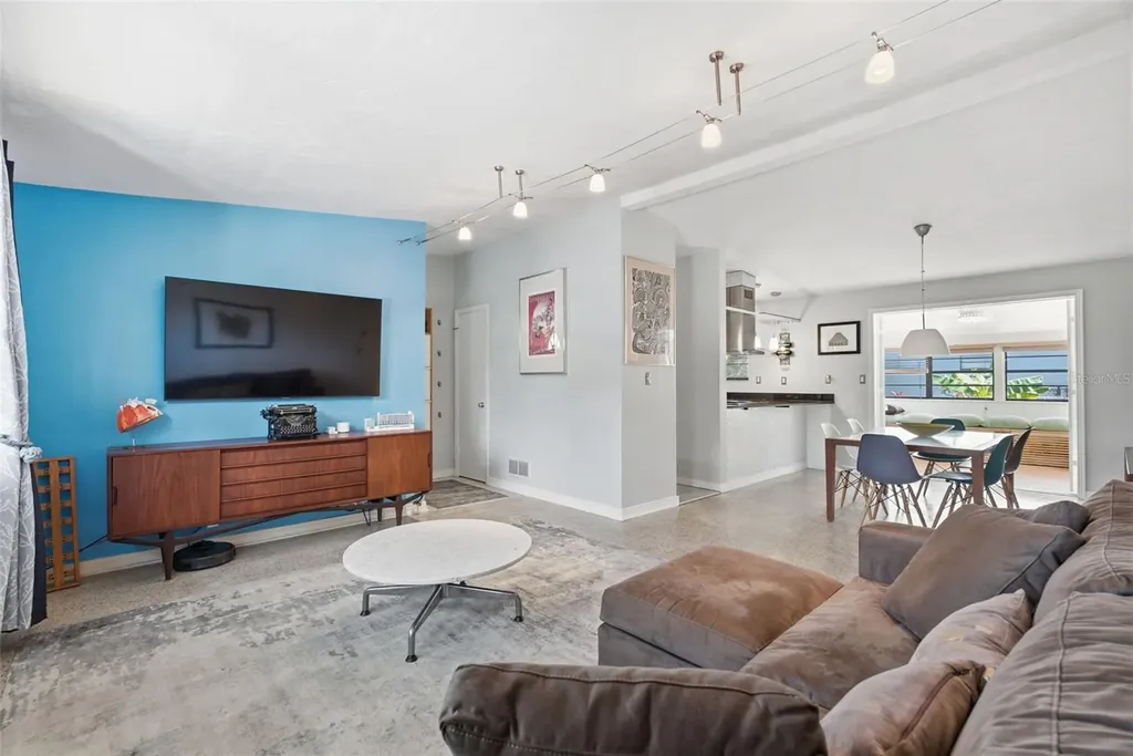 609 W River Drive Tampa FL 33617
