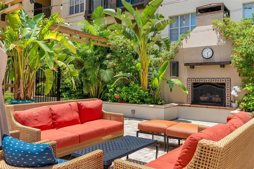 200 4th Avenue S St Petersburg FL 33701