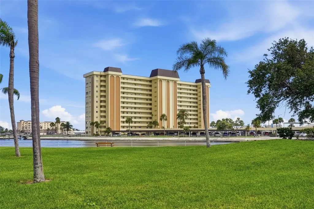 4775 Cove Circle St Petersburg FL 33708