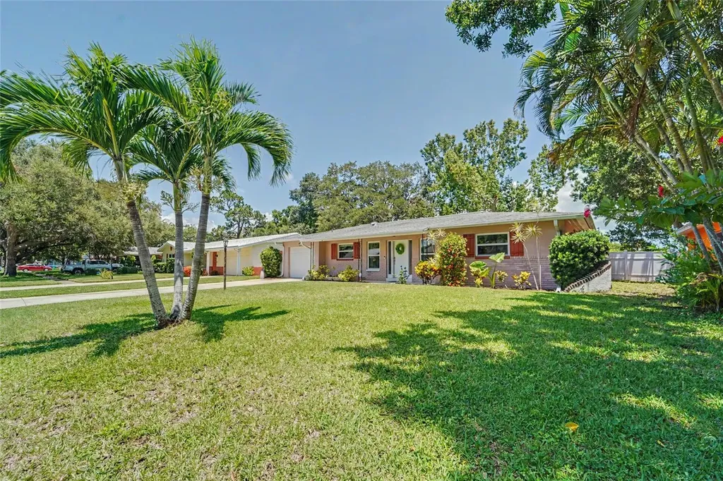 8879 Lakewood Drive Seminole FL 33772