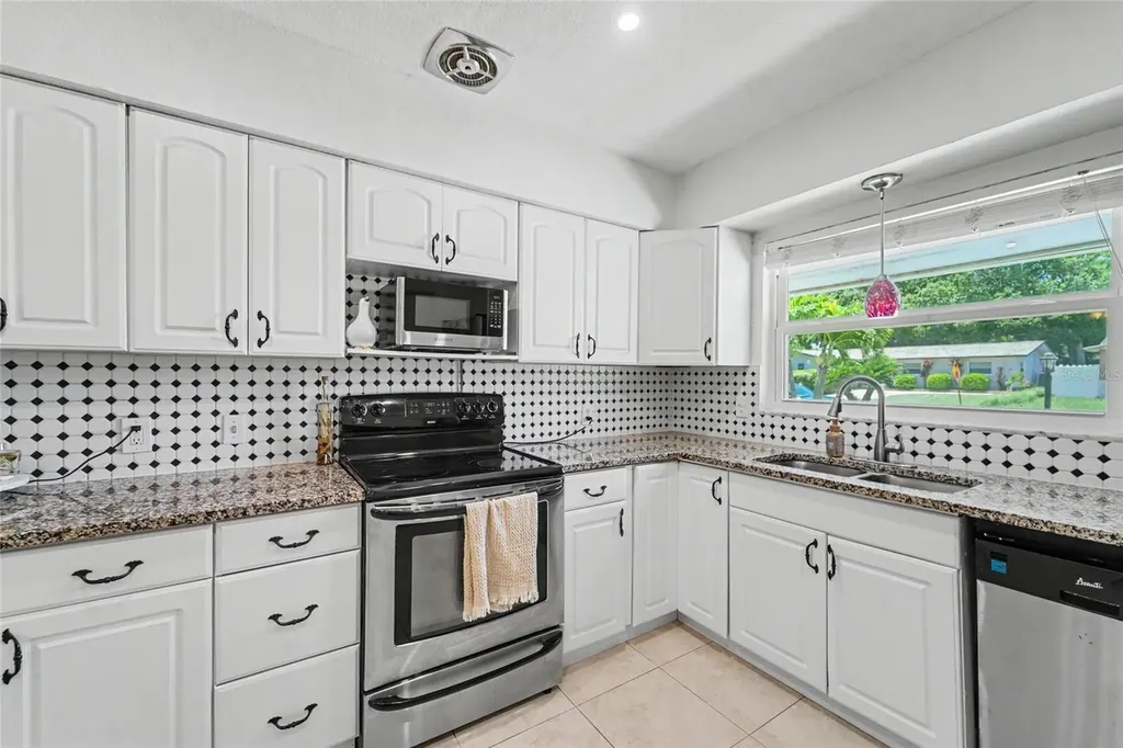 8879 Lakewood Drive Seminole FL 33772