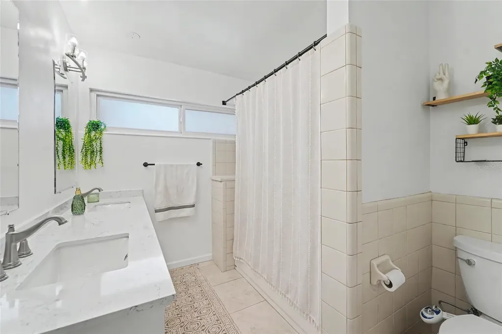 8879 Lakewood Drive Seminole FL 33772