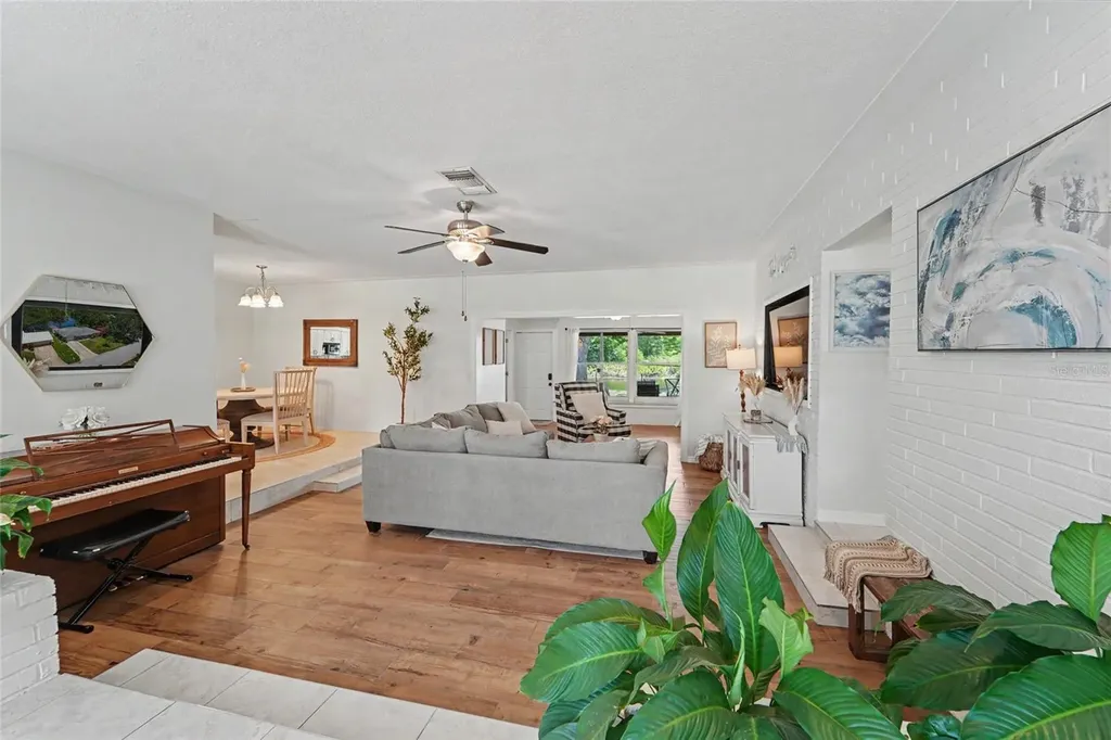 8879 Lakewood Drive Seminole FL 33772