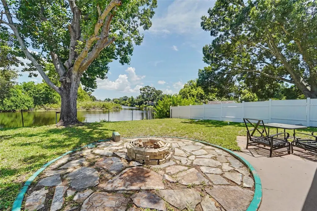 8879 Lakewood Drive Seminole FL 33772