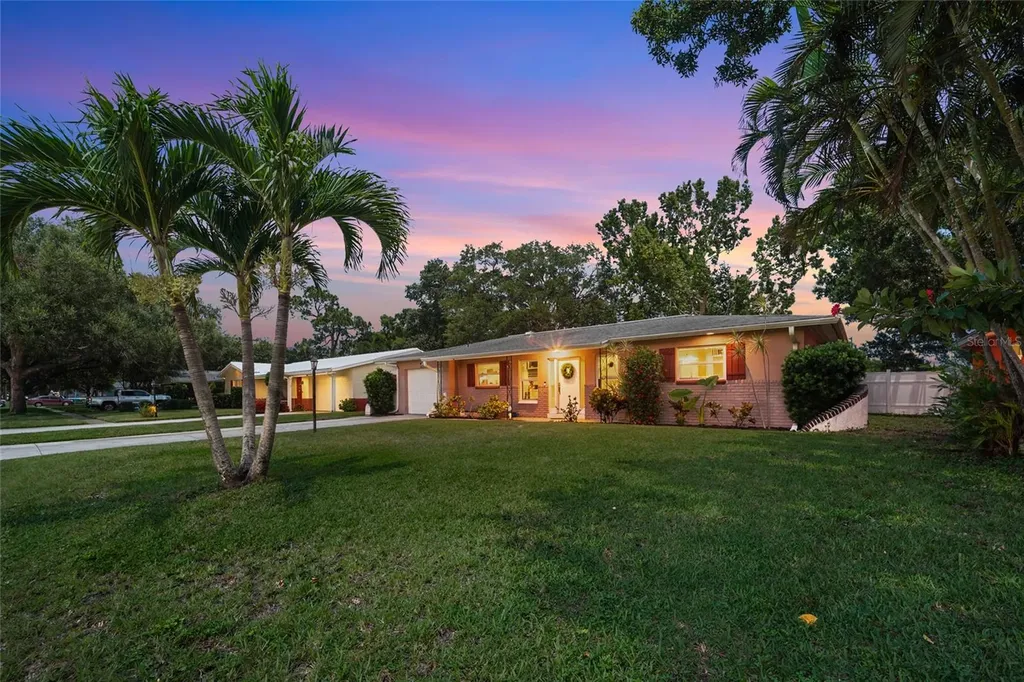 8879 Lakewood Drive Seminole FL 33772