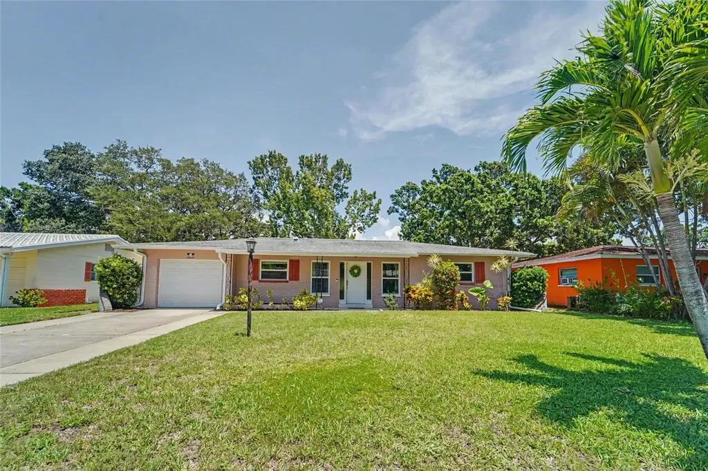 8879 Lakewood Drive Seminole FL 33772