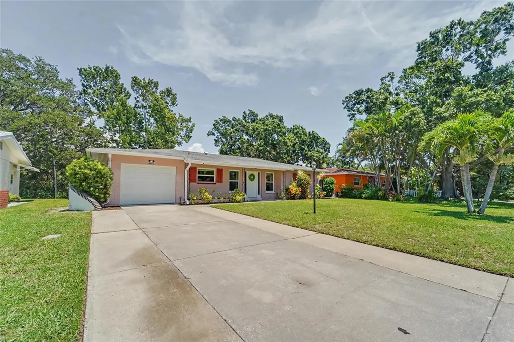8879 Lakewood Drive Seminole FL 33772