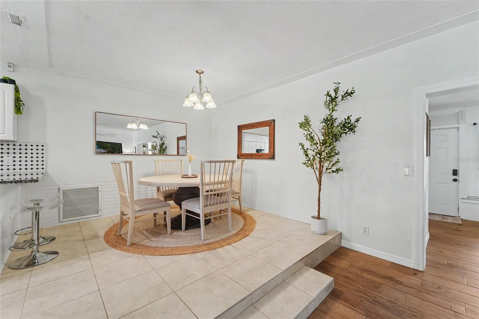 8879 Lakewood Drive Seminole FL 33772