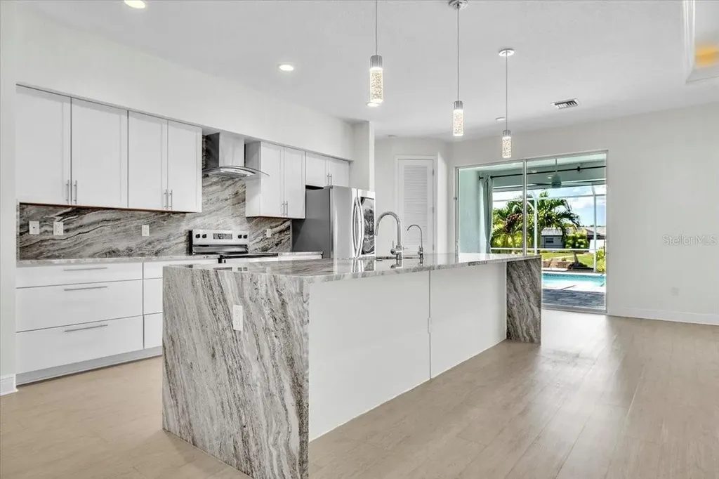 2918 SE 10th Place Cape Coral FL 33904