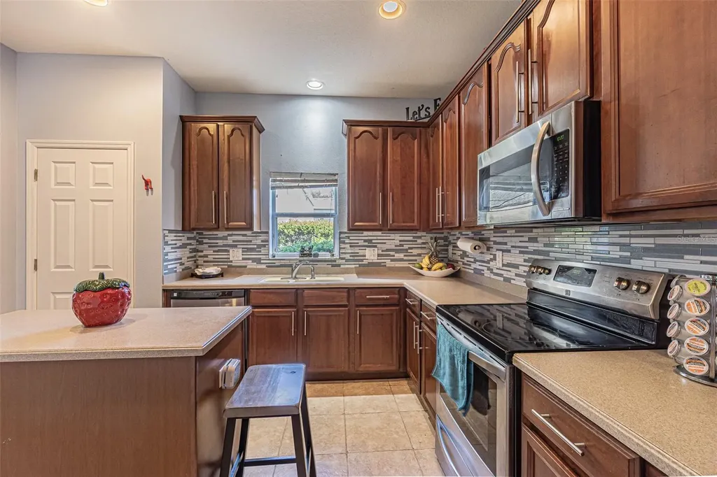 1031 Paseo Del Rio NE St Petersburg FL 33702