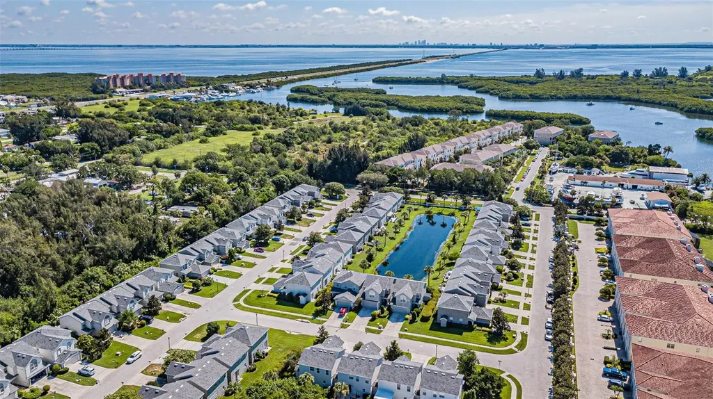1031 Paseo Del Rio NE St Petersburg FL 33702