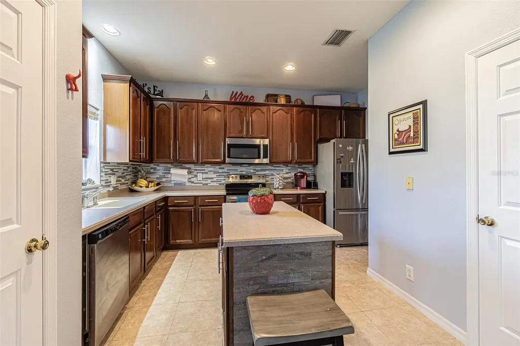 1031 Paseo Del Rio NE St Petersburg FL 33702