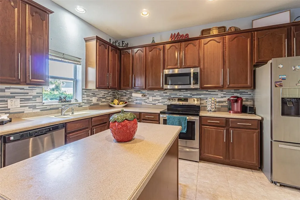 1031 Paseo Del Rio NE St Petersburg FL 33702