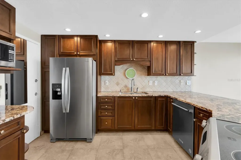 7200 Sunshine Skyway Ln S St Petersburg FL 33711