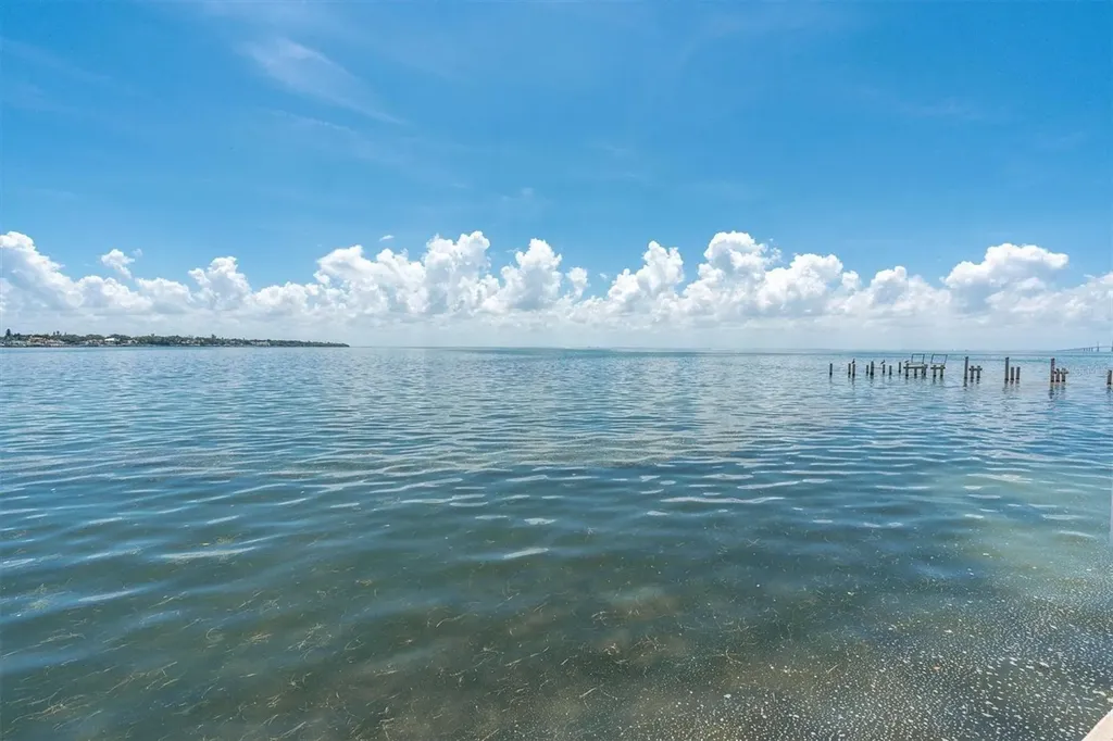 7200 Sunshine Skyway Ln S St Petersburg FL 33711