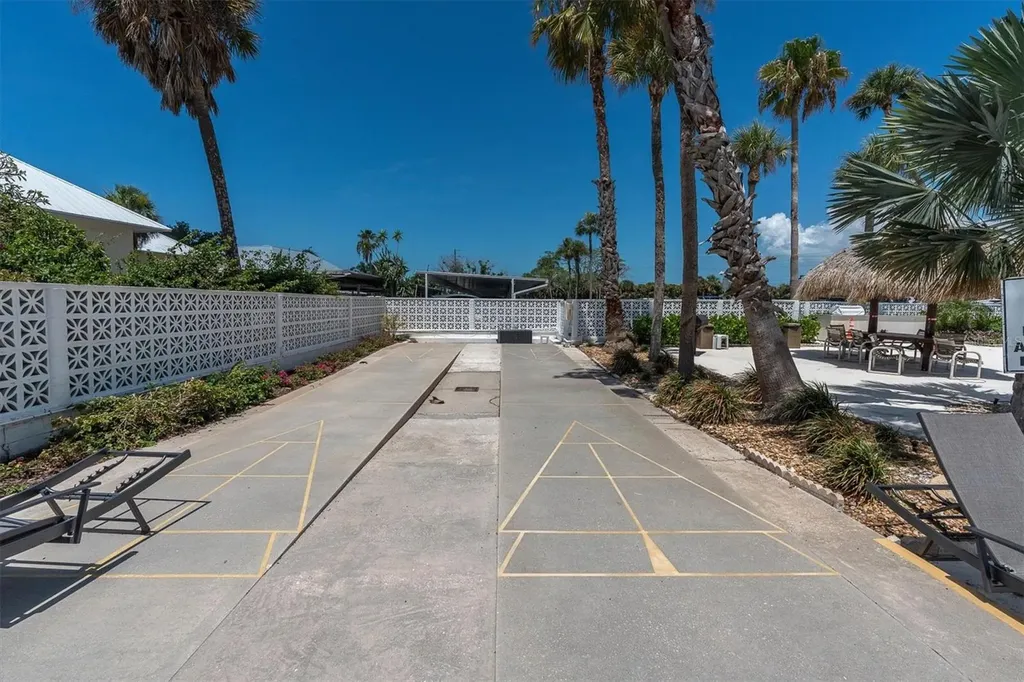 7200 Sunshine Skyway Ln S St Petersburg FL 33711