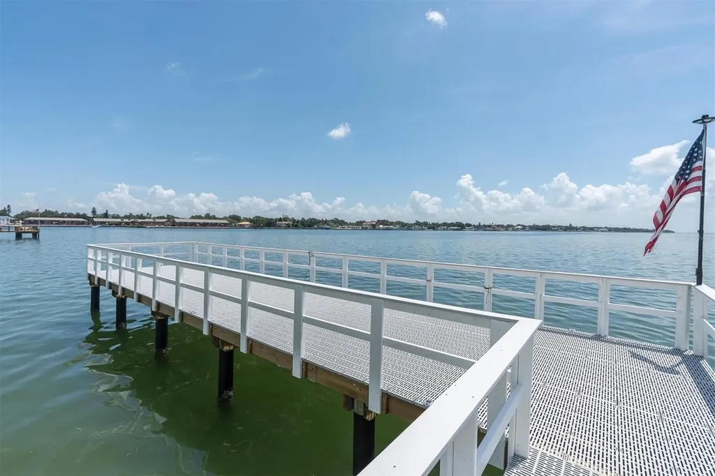 7200 Sunshine Skyway Ln S St Petersburg FL 33711