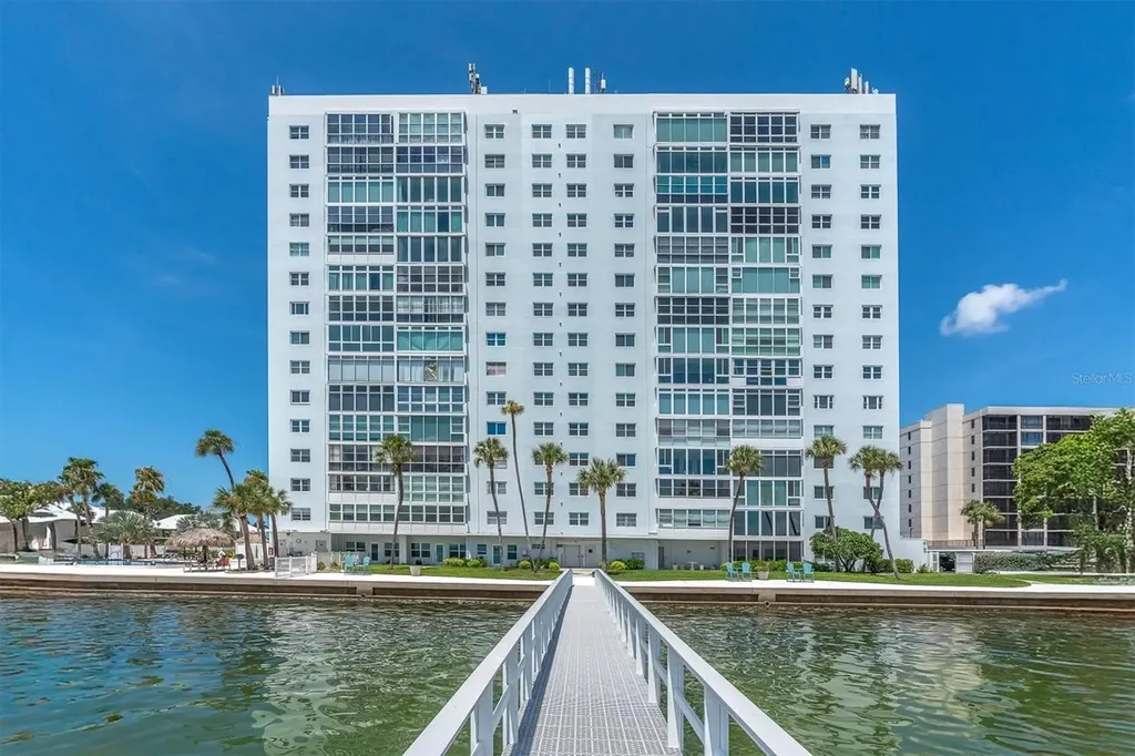 7200 Sunshine Skyway Ln S St Petersburg FL 33711