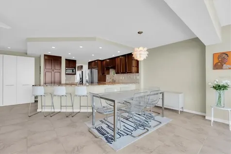 7200 Sunshine Skyway Ln S St Petersburg FL 33711