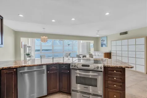7200 Sunshine Skyway Ln S St Petersburg FL 33711
