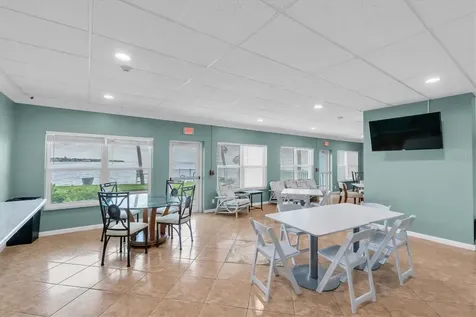 7200 Sunshine Skyway Ln S St Petersburg FL 33711