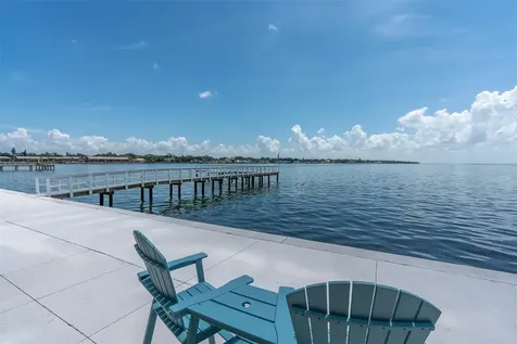7200 Sunshine Skyway Ln S St Petersburg FL 33711