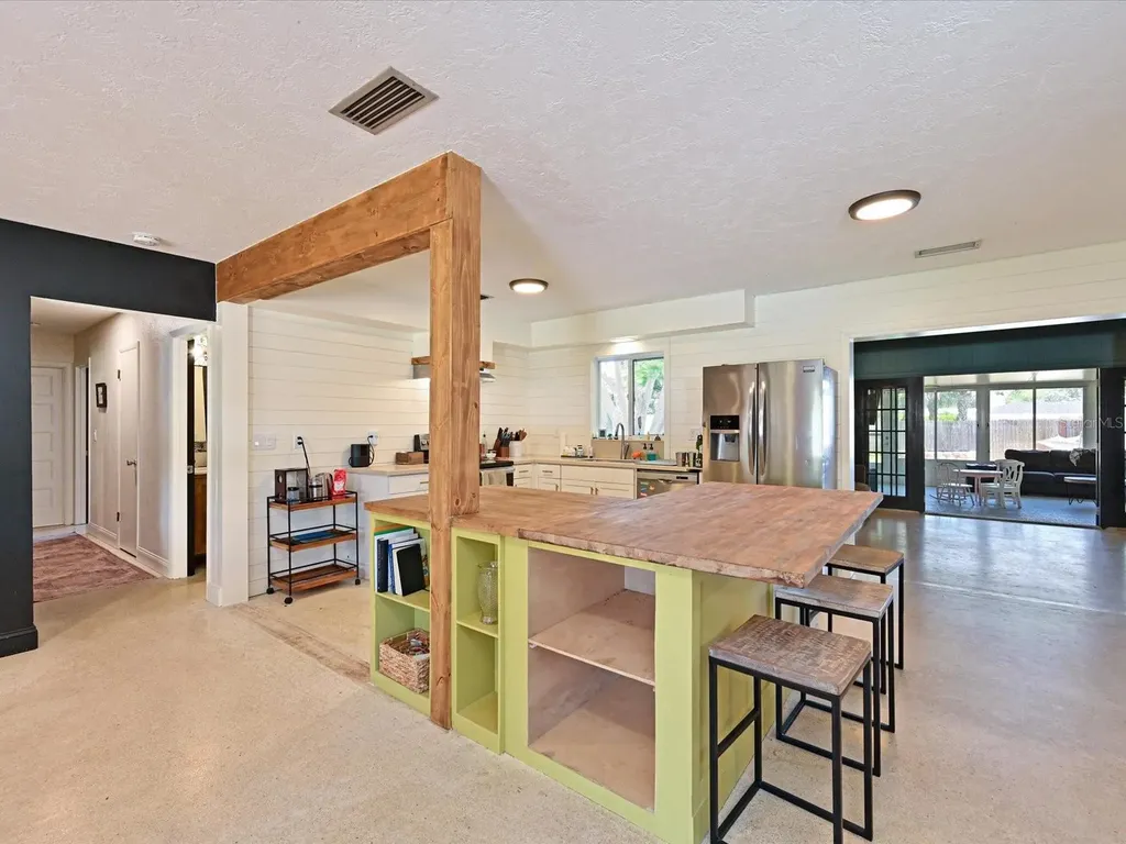 5812 2nd Avenue NW Bradenton FL 34209