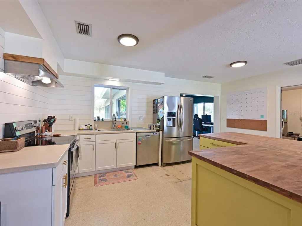 5812 2nd Avenue NW Bradenton FL 34209