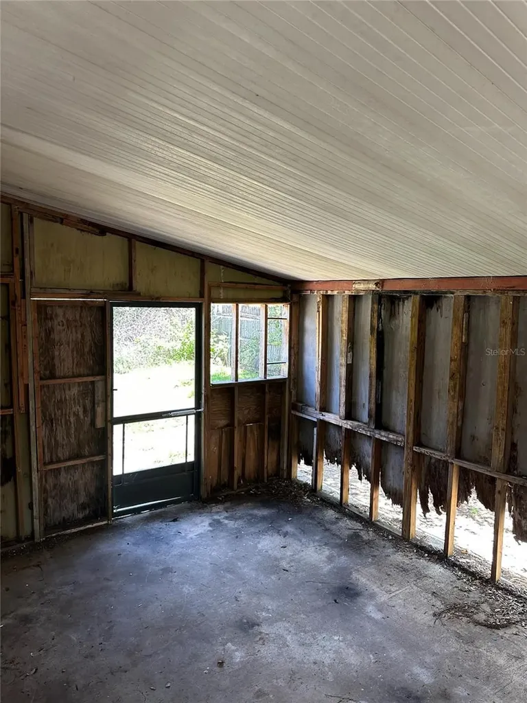 1968 SE 161st Terrace Ocklawaha FL 32179