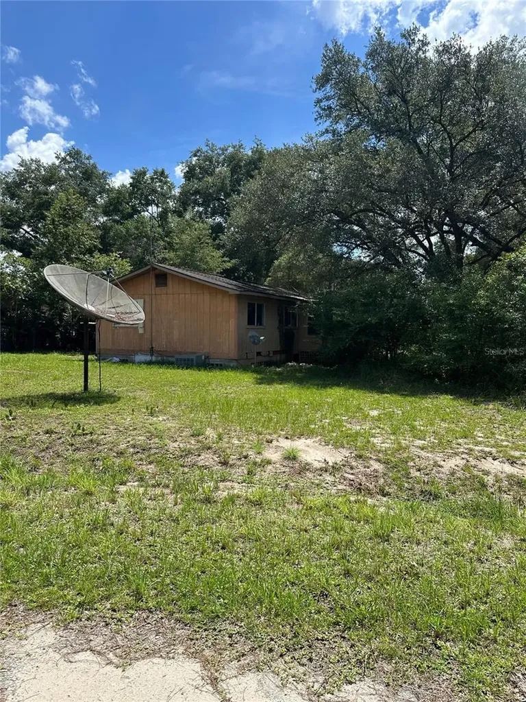 1968 SE 161st Terrace Ocklawaha FL 32179