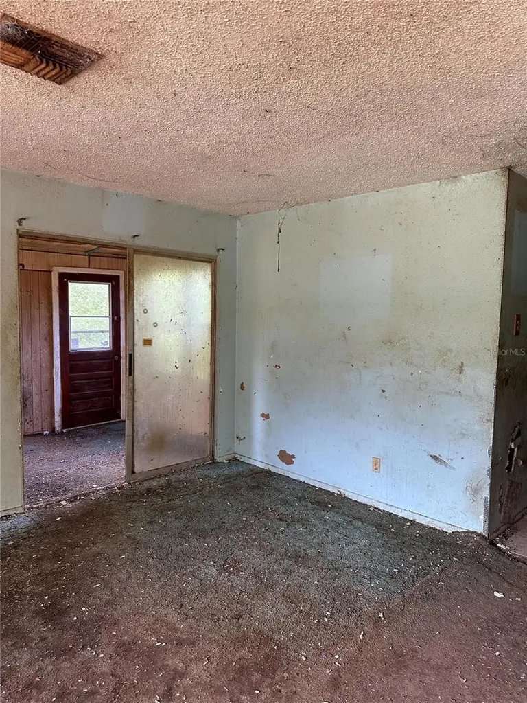 1968 SE 161st Terrace Ocklawaha FL 32179