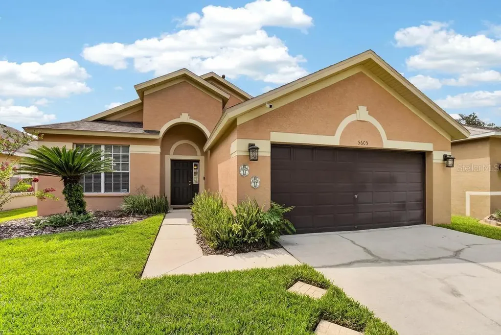 5605 Hawklake Road Lithia FL 33547