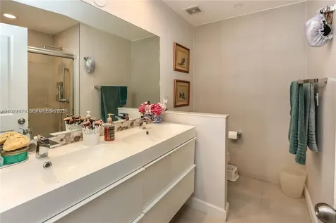 476 NE 194th Terrace Miami FL 33179