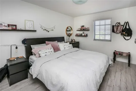 476 NE 194th Terrace Miami FL 33179
