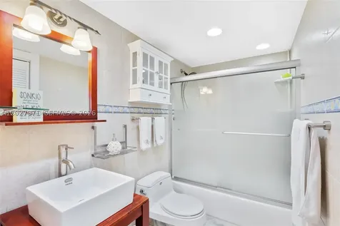 5401 Collins Avenue Miami Beach FL 33140