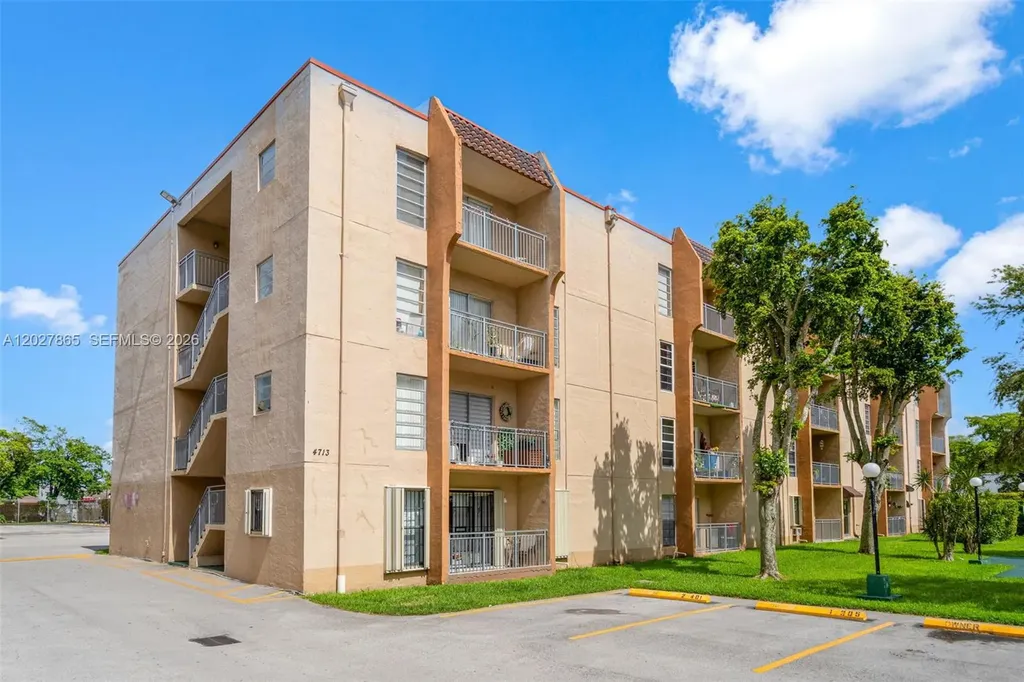4713 NW 7th Street Miami FL 33126