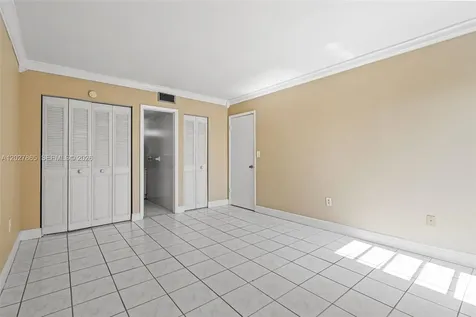 4713 NW 7th Street Miami FL 33126