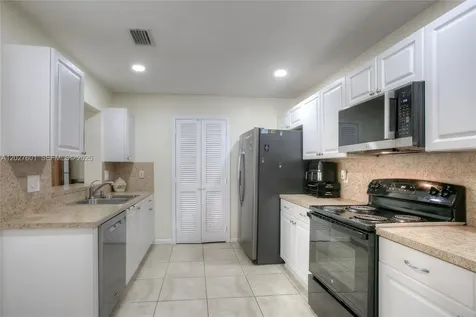 9521 NW 18th Manor Plantation FL 33322