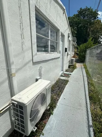 685 SW 7th Terrace Dania Beach FL 33004