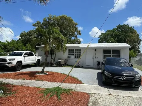 685 SW 7th Terrace Dania Beach FL 33004