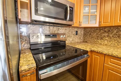 995 SW 84th Avenue Miami FL 33144