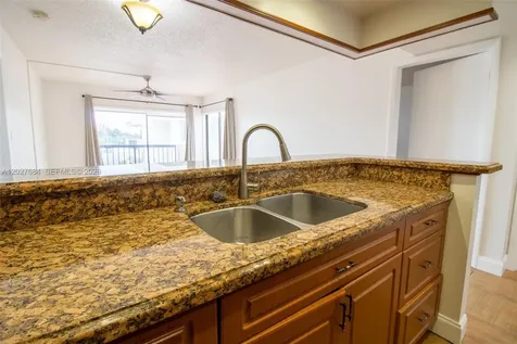 995 SW 84th Avenue Miami FL 33144