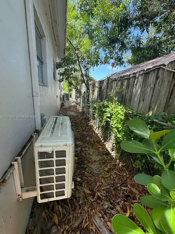685 SW 7th Terrace Dania Beach FL 33004