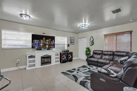2986 NW 26th Street Miami FL 33142
