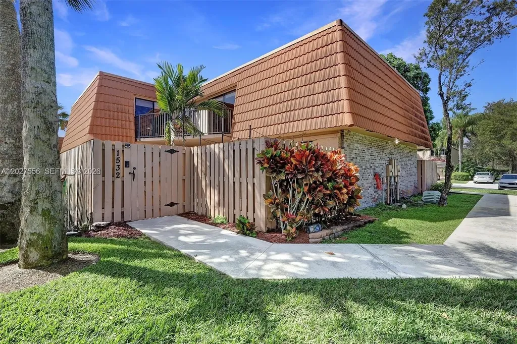 1532 W Harmony Lake Circle Davie FL 33324