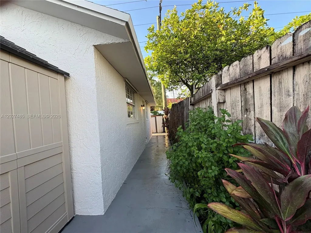 6753 SW 39th Terrace Miami FL 33155